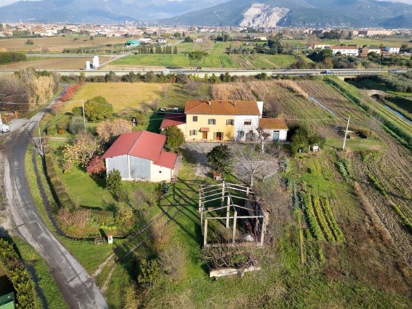 casa indipendente in vendita a Cascina in zona Latignano