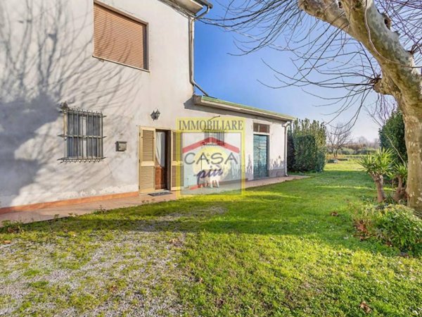 casa indipendente in vendita a Cascina in zona Latignano
