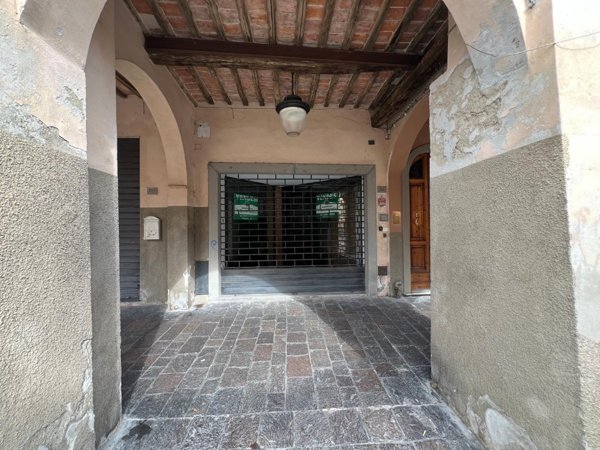 locale commerciale in vendita a Cascina