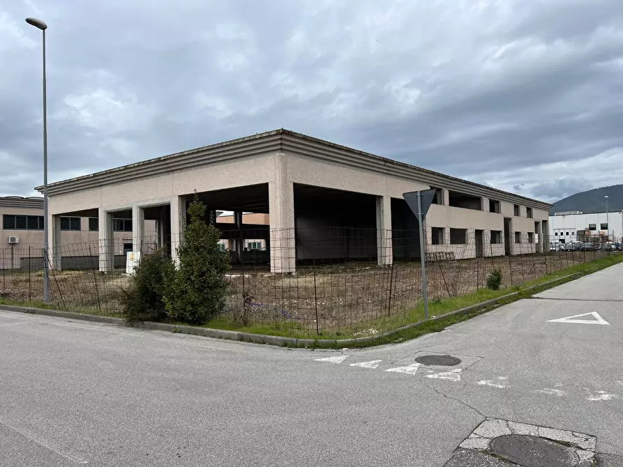locale di sgombero in vendita a Cascina