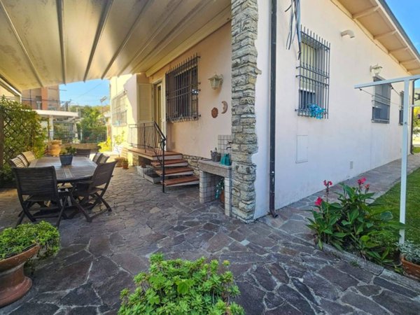 casa indipendente in vendita a Cascina