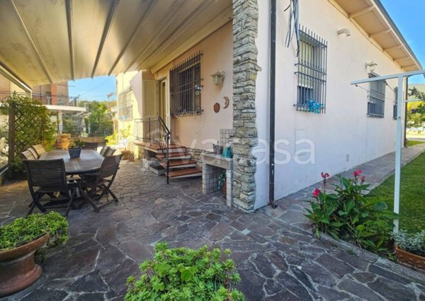 casa indipendente in vendita a Cascina