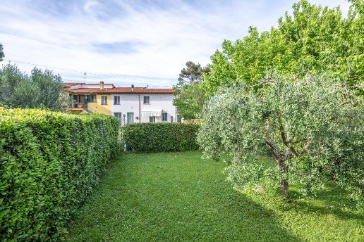 casa indipendente in vendita a Cascina in zona Latignano