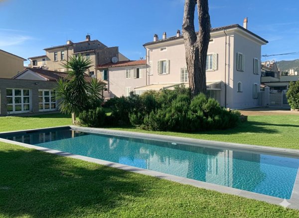 casa indipendente in vendita a Cascina in zona Marciana