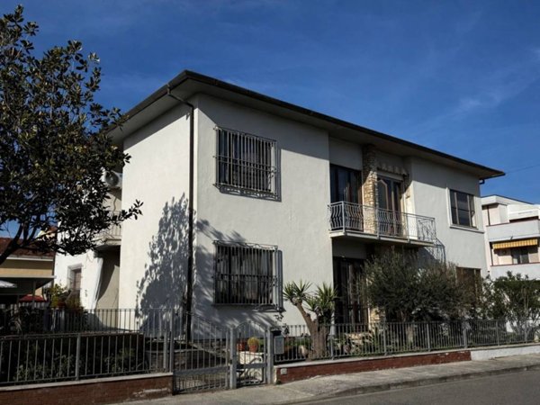 casa indipendente in vendita a Cascina in zona Navacchio