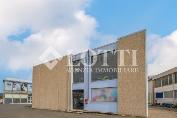 locale commerciale in vendita a Cascina