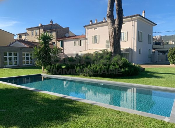 casa indipendente in vendita a Cascina in zona Marciana