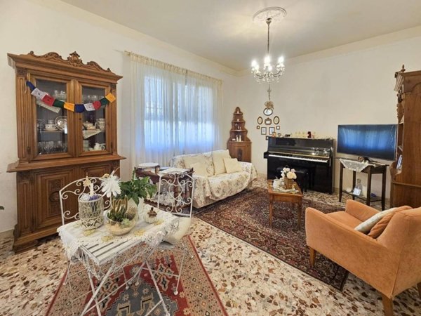 casale in vendita a Cascina