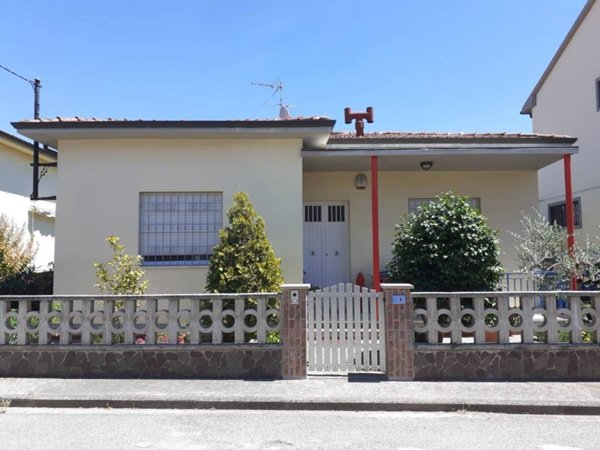 casa indipendente in vendita a Cascina