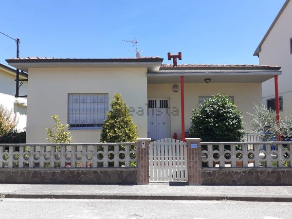 casa indipendente in vendita a Cascina