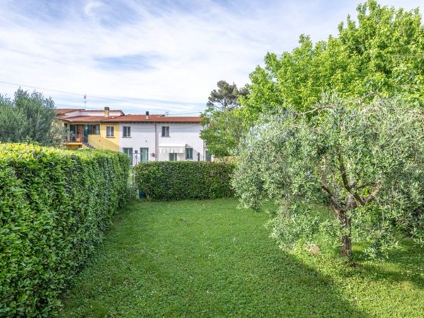 casa indipendente in vendita a Cascina in zona Latignano