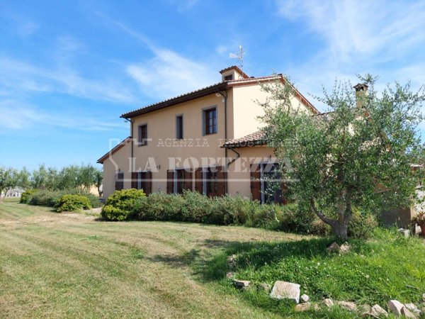 casale in vendita a Cascina