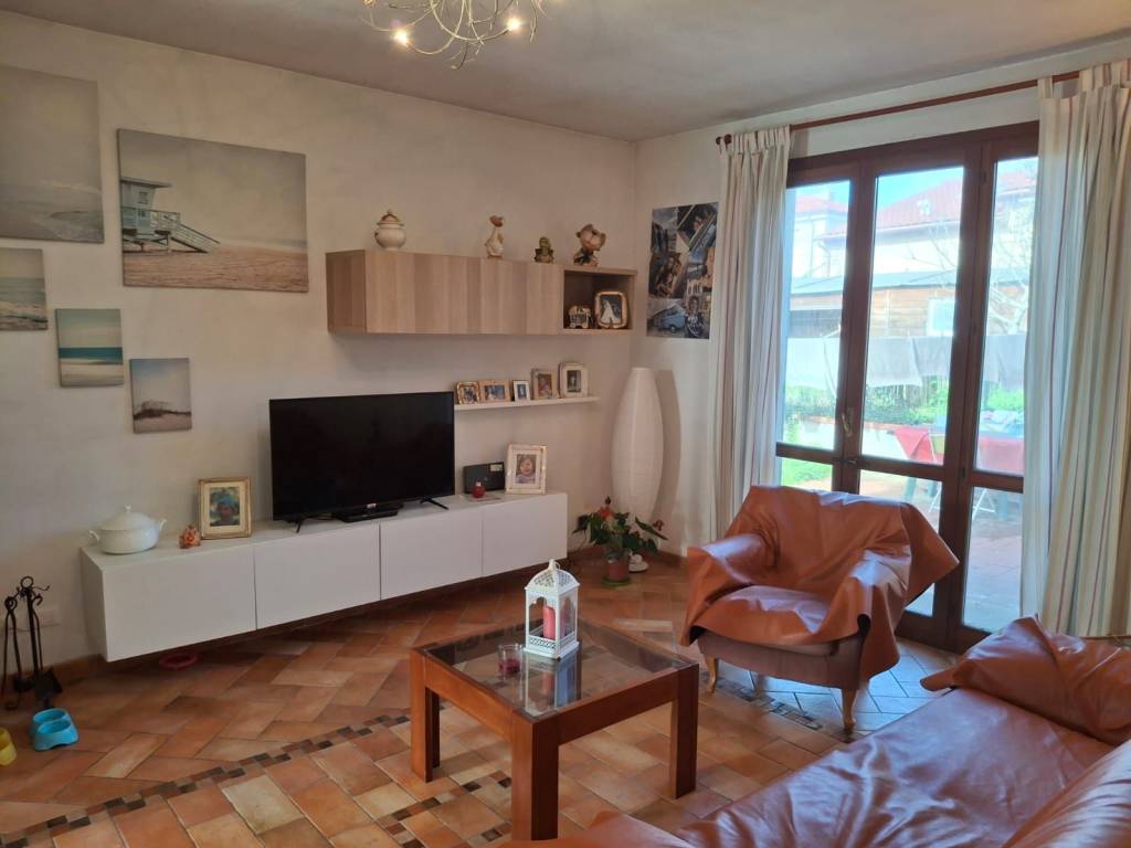 casa indipendente in vendita a Cascina in zona Titignano