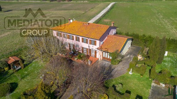 casa indipendente in vendita a Cascina in zona Latignano
