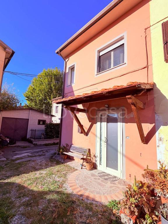 casa indipendente in vendita a Cascina in zona Navacchio