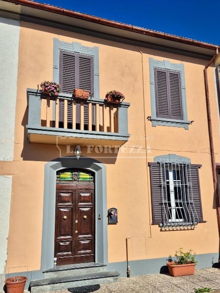 casa indipendente in vendita a Cascina in zona Titignano