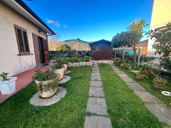 casa indipendente in vendita a Cascina