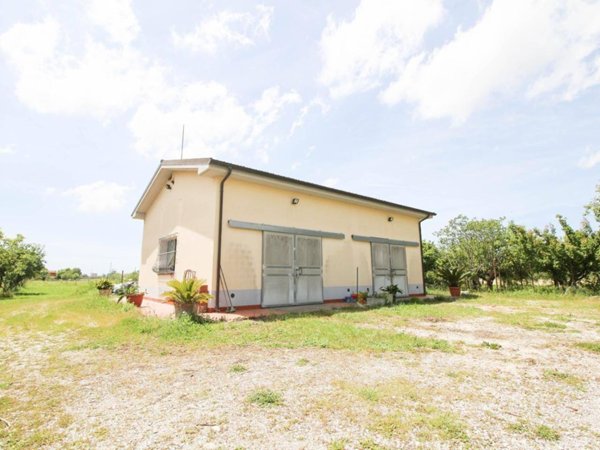 casale in vendita a Cascina in zona Titignano