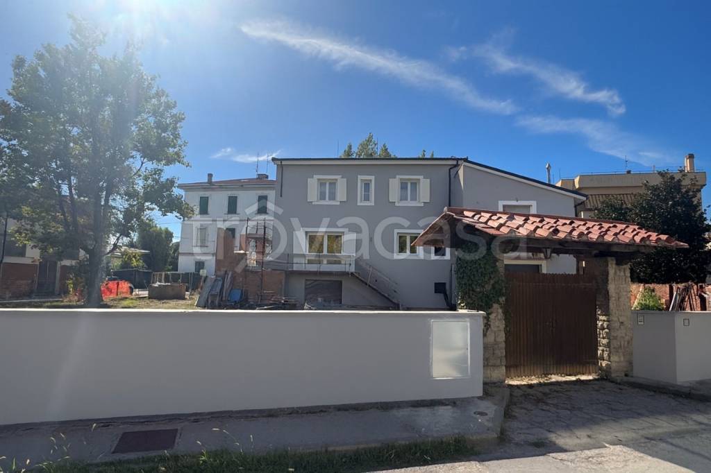 casa indipendente in vendita a Cascina