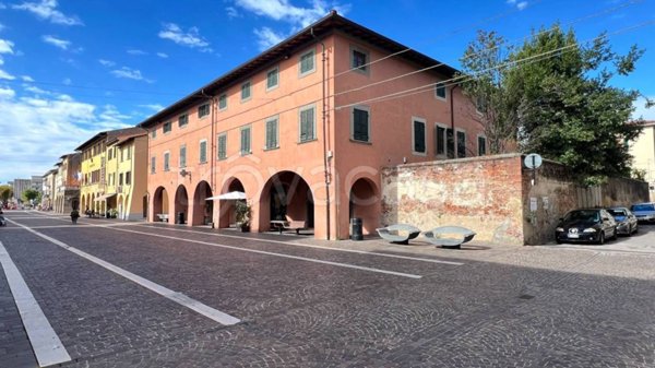 negozio in vendita a Cascina