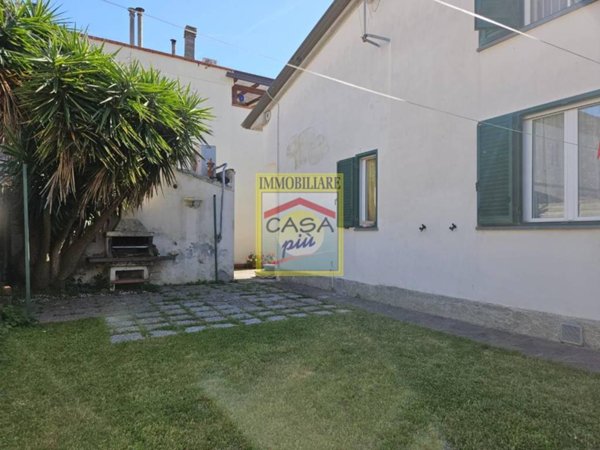 casa indipendente in vendita a Cascina