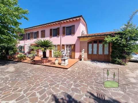 casale in vendita a Cascina in zona Latignano