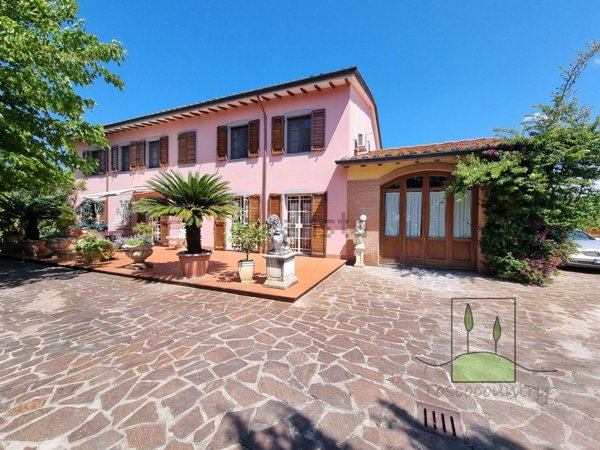 casale in vendita a Cascina in zona Latignano