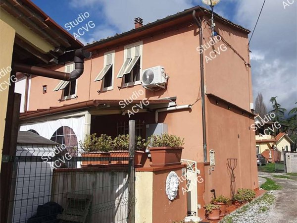 casa indipendente in vendita a Cascina in zona Navacchio