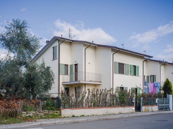 casa indipendente in vendita a Cascina in zona Titignano