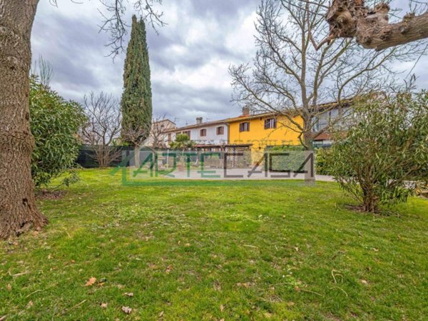 casa indipendente in vendita a Cascina