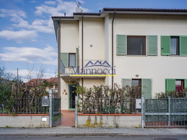 casa indipendente in vendita a Cascina in zona Titignano