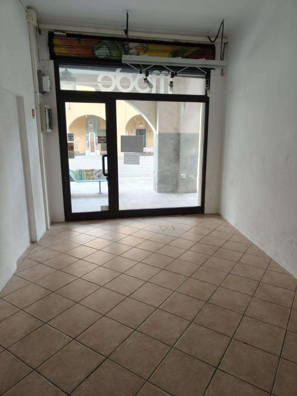 locale commerciale in vendita a Cascina in zona Marciana