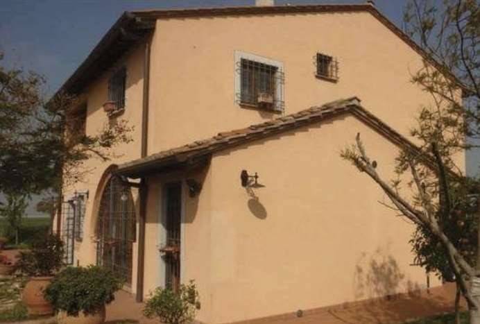 casa indipendente in vendita a Cascina in zona Latignano