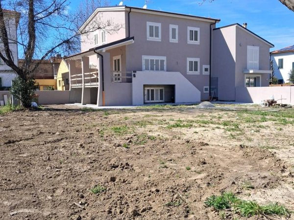 casa indipendente in vendita a Cascina