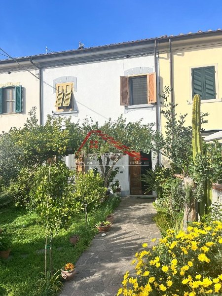 casa indipendente in vendita a Cascina in zona San Lorenzo alle Corti