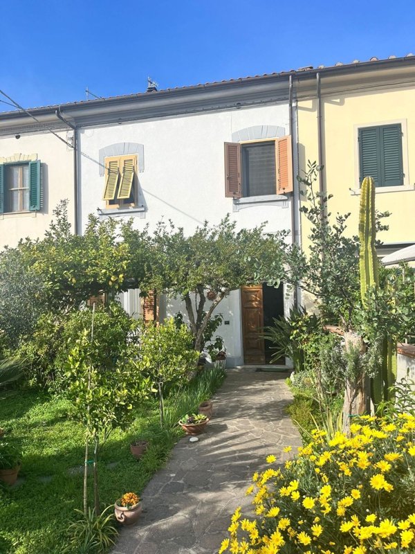 casa indipendente in vendita a Cascina in zona San Lorenzo alle Corti