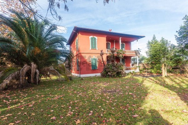 casale in vendita a Cascina in zona Navacchio