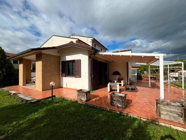 casa indipendente in vendita a Cascina in zona Visignano