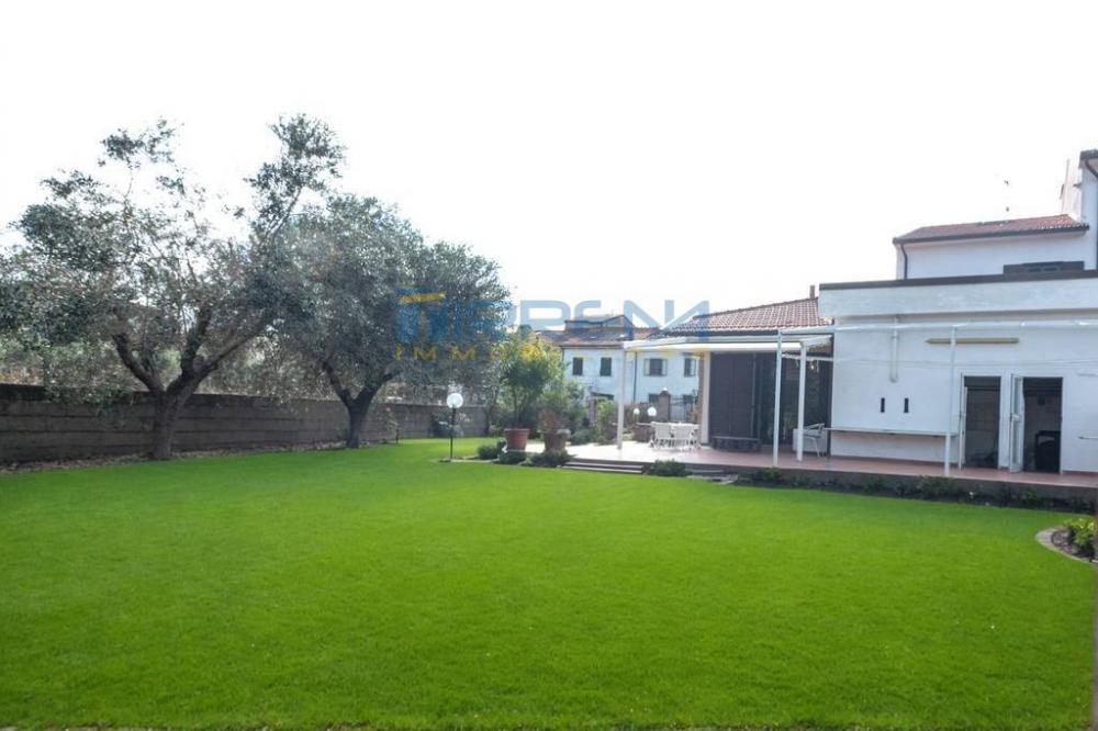 casa indipendente in vendita a Cascina in zona Visignano