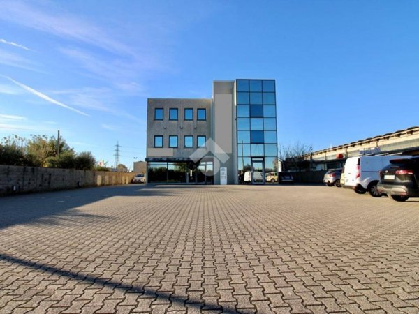 locale commerciale in vendita a Cascina in zona Navacchio