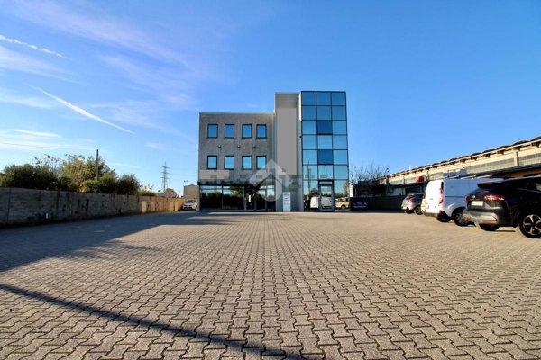 locale commerciale in vendita a Cascina in zona Navacchio