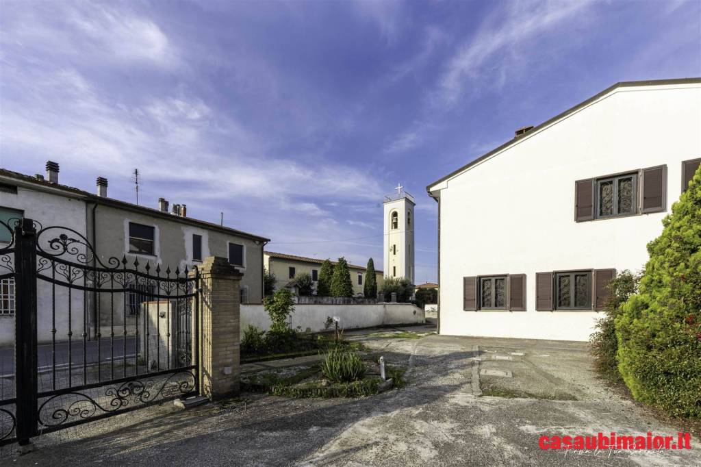 casa indipendente in vendita a Cascina in zona Titignano