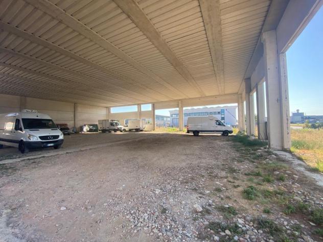 locale commerciale in vendita a Cascina