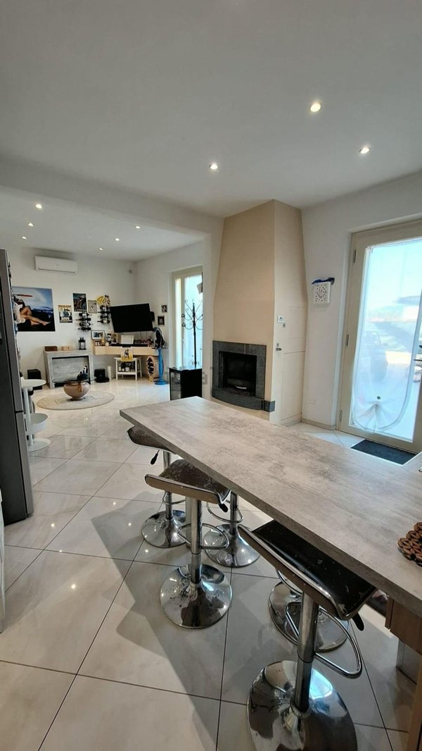 casa indipendente in vendita a Cascina