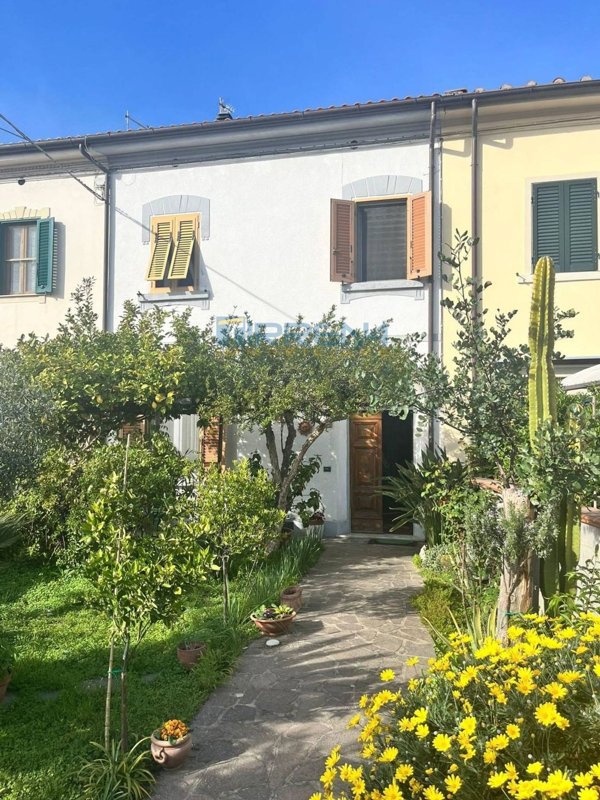casa indipendente in vendita a Cascina in zona San Lorenzo alle Corti