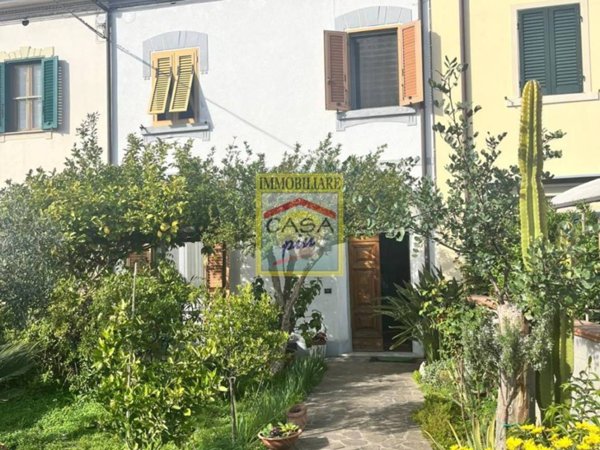 casa indipendente in vendita a Cascina in zona Navacchio