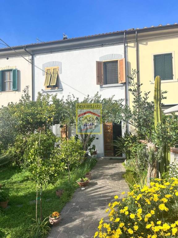 casa indipendente in vendita a Cascina in zona Navacchio