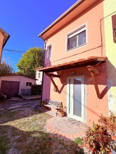 casa indipendente in vendita a Cascina in zona Navacchio
