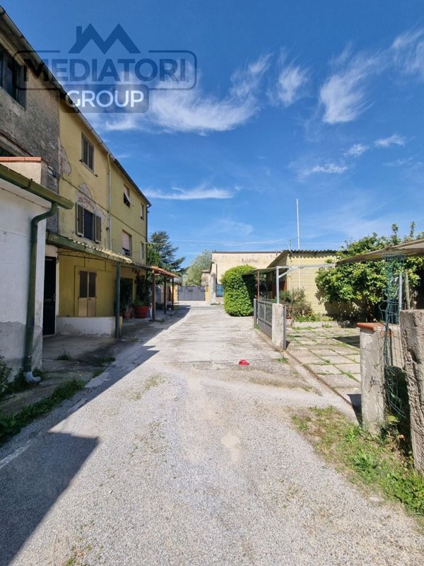 casa indipendente in vendita a Cascina