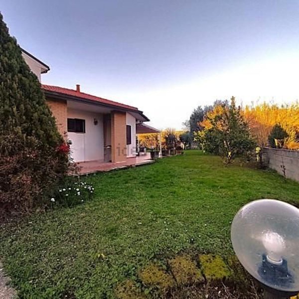 casa indipendente in vendita a Cascina in zona Visignano
